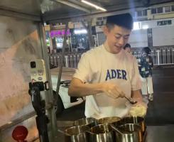 网红甜水面小哥视频吃瓜,趣味横生引网友热议