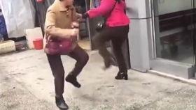 大妈吵架女子吃瓜视频大全,女子吃瓜视频大全，笑料百出！