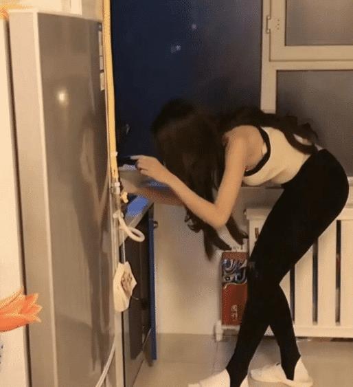 美女吃瓜被撞断腿图片视频,腿部严重受伤引发网友关注