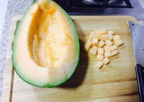 鸭子吃哈密瓜视频大全,鸭子品尝哈密瓜，萌态百出视频大盘点